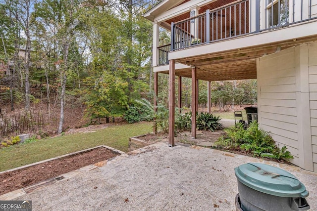 view of yard featuring a patio area