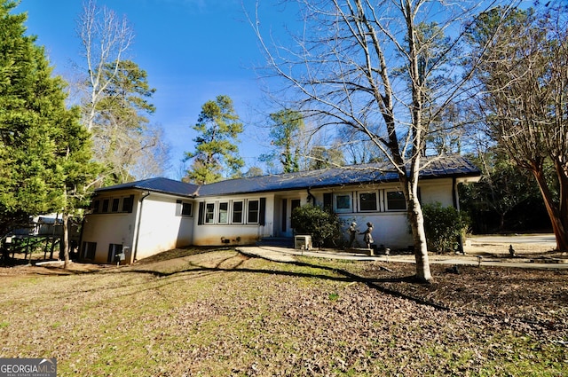 ranch-style house featuring a front yard