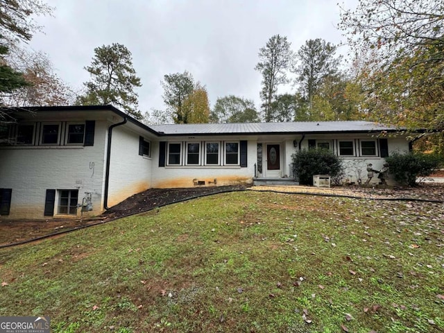 single story home featuring a front yard