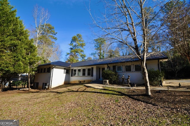 ranch-style home featuring a front lawn