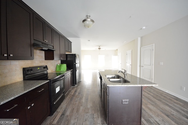 kitchen featuring black appliances, wood-type flooring, sink, ceiling fan, and a kitchen island with sink