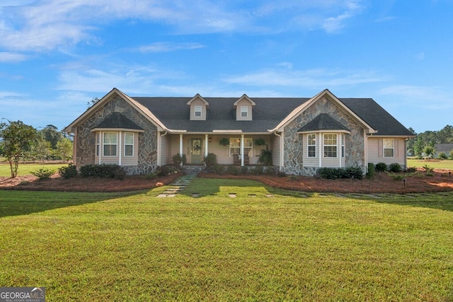 view of front facade featuring a front lawn