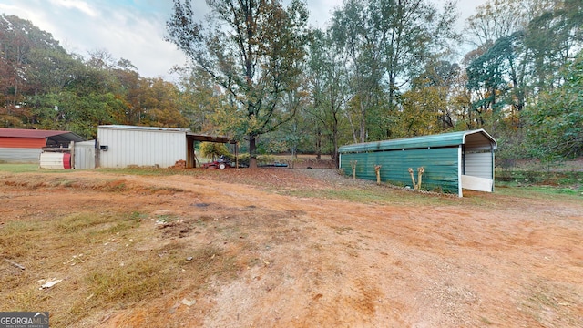 view of yard featuring a storage shed