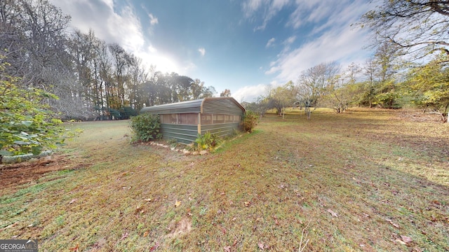 view of yard with an outbuilding