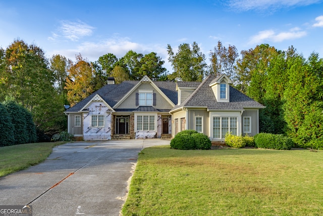 view of front facade featuring a front lawn