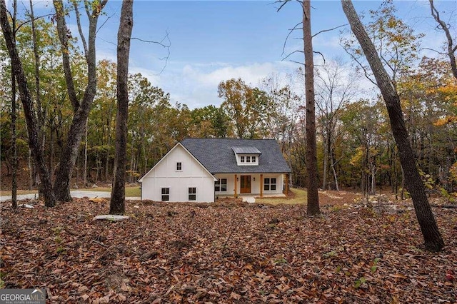 view of modern farmhouse style home