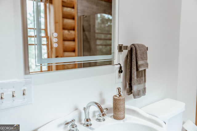 room details featuring sink