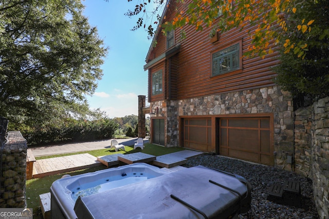 view of yard featuring a hot tub