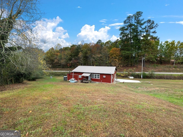 view of yard with an outdoor structure