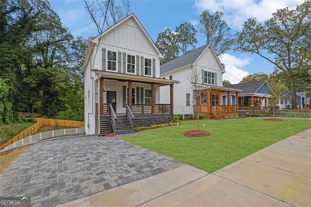 view of front of property with covered porch and a front lawn