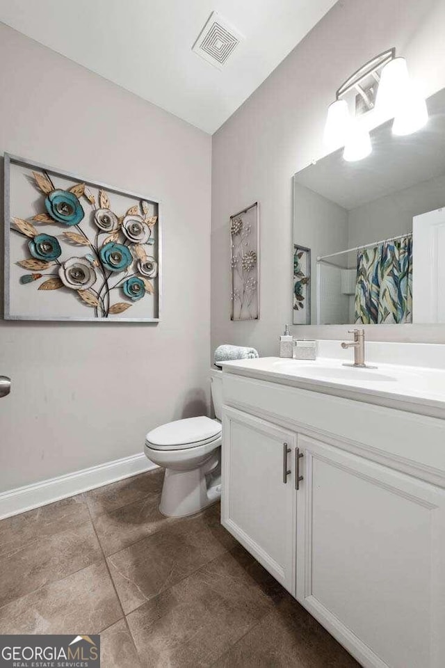 bathroom featuring a shower with shower curtain, vanity, and toilet