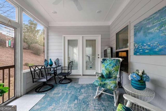 sunroom / solarium with ceiling fan