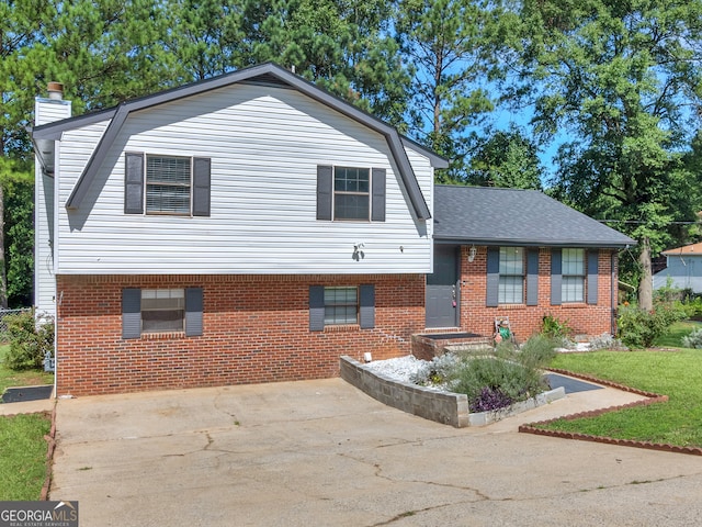 view of front of house with a front lawn