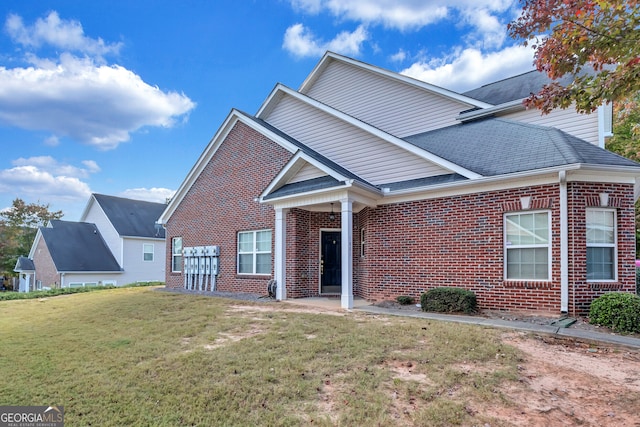 view of front of house featuring a front lawn