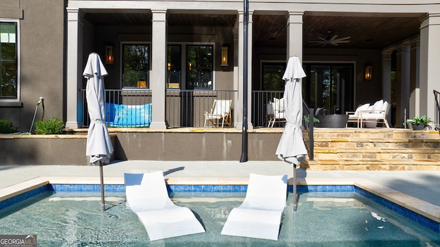 view of swimming pool with a hot tub, ceiling fan, and a patio area