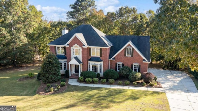 colonial home featuring a front yard