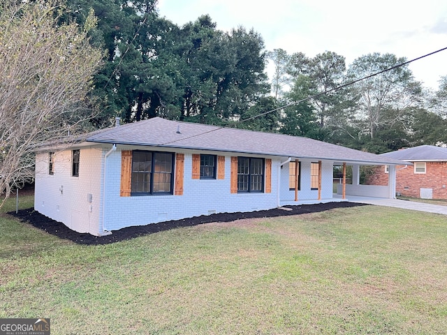 view of front of property featuring a front lawn