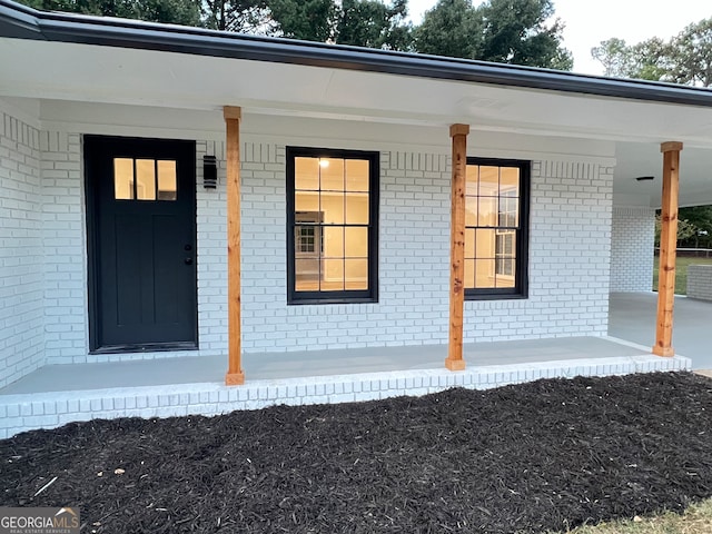 entrance to property featuring covered porch