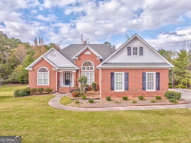 view of front of home featuring a front lawn