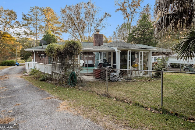 view of front facade with a front lawn