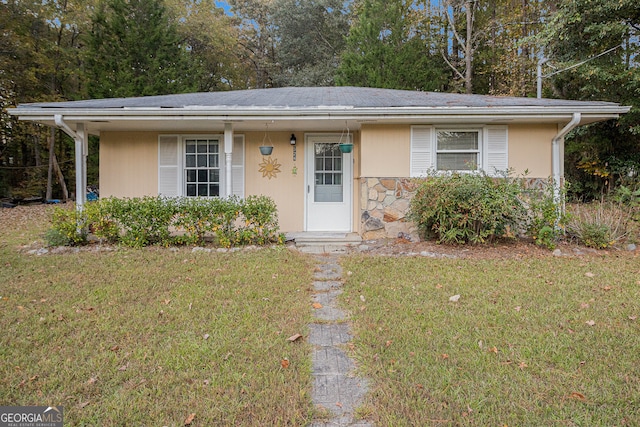 ranch-style home with a front yard