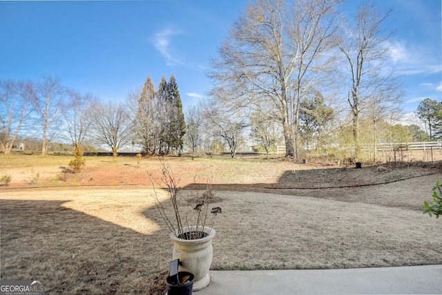 view of yard featuring a rural view