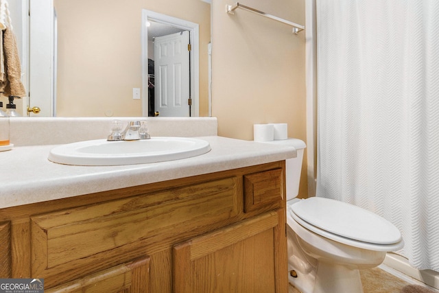 bathroom with toilet, a shower with shower curtain, and vanity