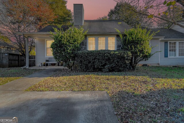 view of front facade featuring a front yard