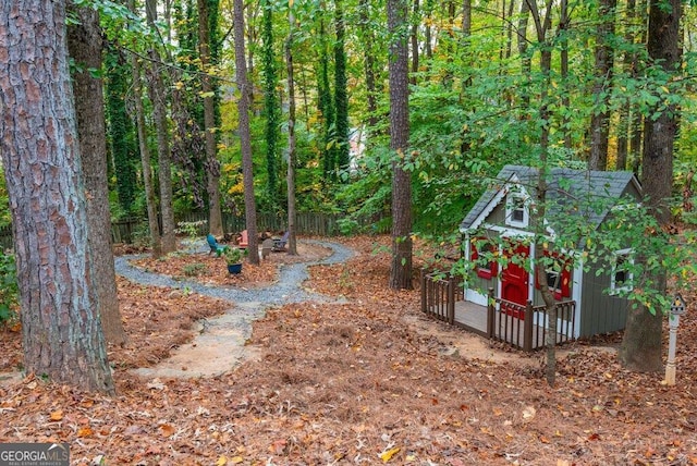 view of yard featuring an outdoor structure