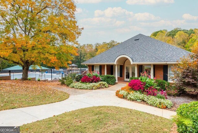 view of front of house featuring a front lawn