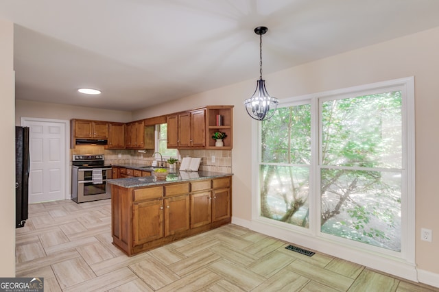 kitchen with sink, kitchen peninsula, backsplash, hanging light fixtures, and stainless steel electric range