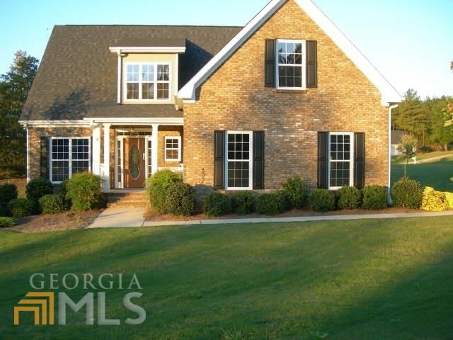 view of front of property with a front yard