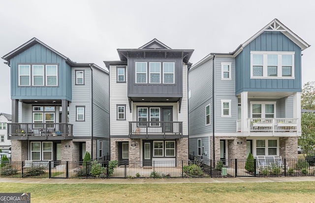 townhome / multi-family property featuring a balcony