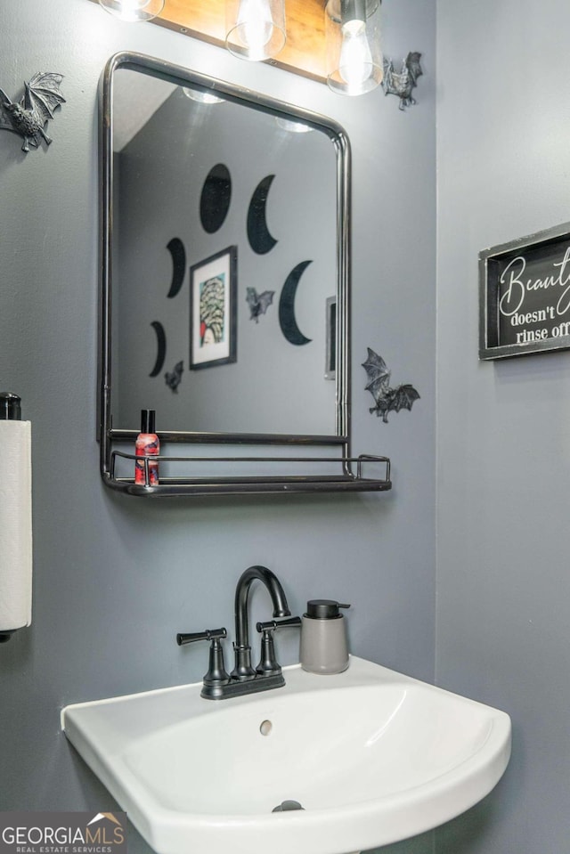 bathroom featuring sink