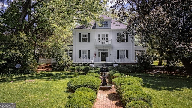 view of front of house featuring a front yard