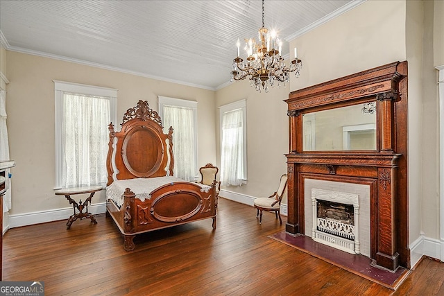 living area with dark wood-type flooring, an inviting chandelier, and ornamental molding