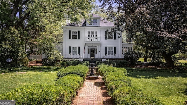 view of front of property featuring a front lawn