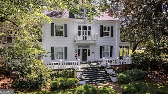 view of front of property featuring a balcony