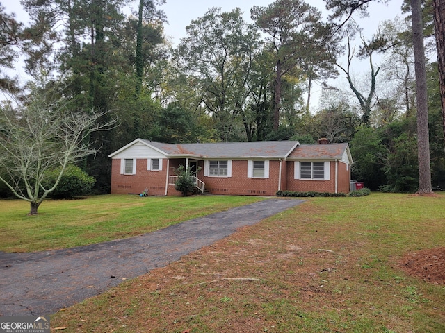 single story home with a front lawn