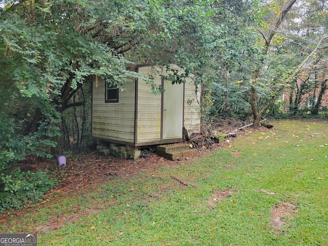 view of yard featuring a storage shed