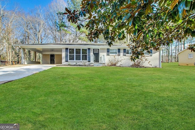 view of front of house featuring a carport and a front lawn