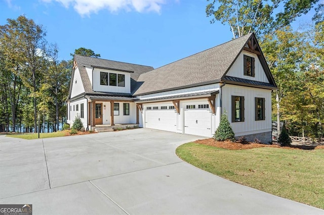 view of front of house featuring a front lawn