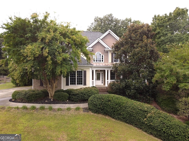 view of front of property featuring a front lawn