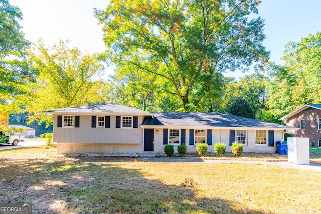 view of front of home with a front lawn