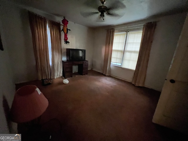 carpeted living room featuring ceiling fan