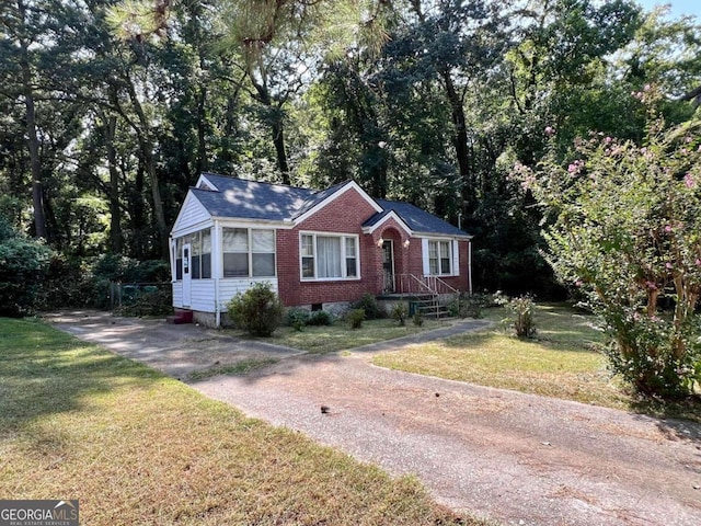 view of front of house featuring a front lawn