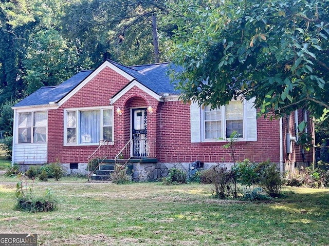 view of front of property featuring a front yard