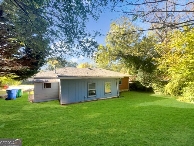 back of house featuring a yard