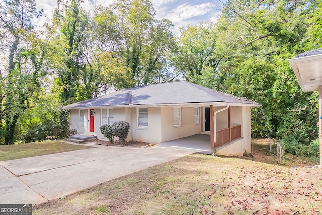 ranch-style home with a front yard