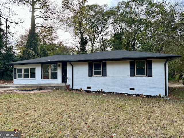 single story home featuring a front lawn